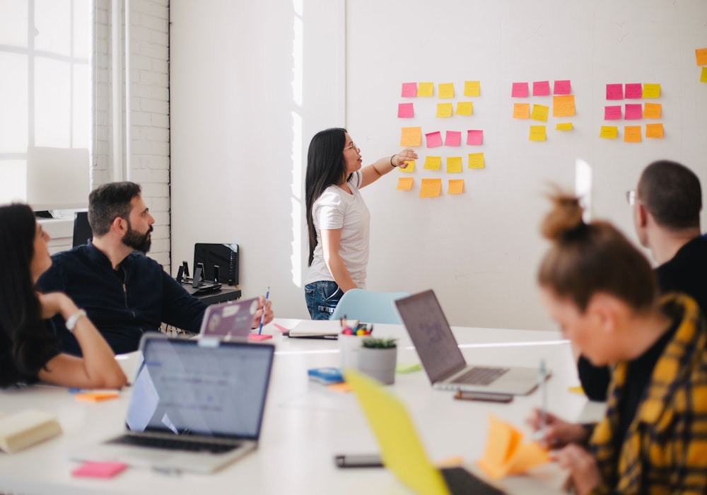 équipe réunie dans un espace de travail