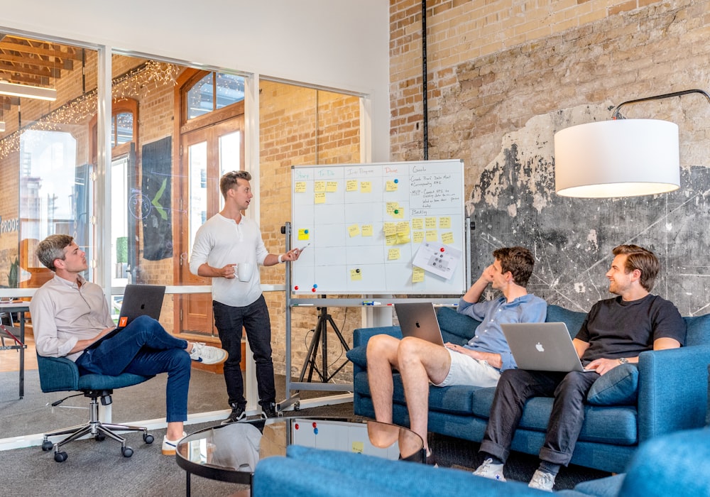 atelier de travail avec tableau de notes